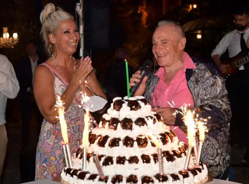 edoardo vianello con la moglie frida e la torta per il suo compleanno  foto di bacco (1)