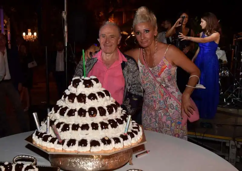 edoardo vianello con la moglie frida e la torta per il suo compleanno  foto di bacco (2)