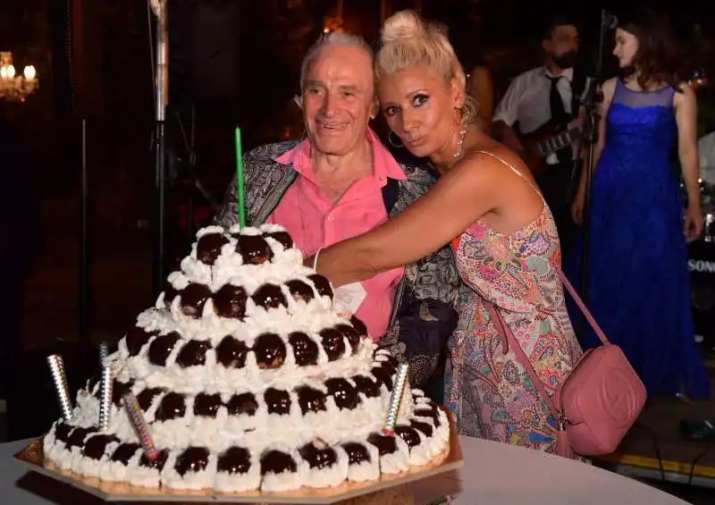 edoardo vianello con la moglie frida e la torta per il suo compleanno  foto di bacco (4)