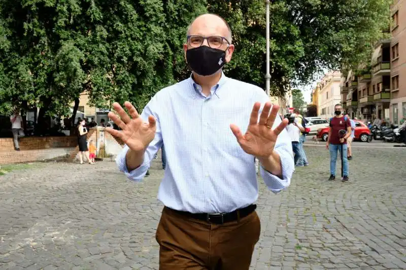 ENRICO LETTA VOTA ALLE PRIMARIE PER ROMA 1