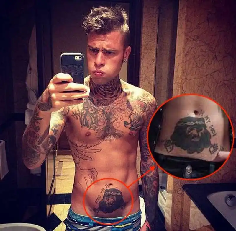 FEDEZ CON IL TATUAGGIO DI GESU CHE DICE OH MY GOD