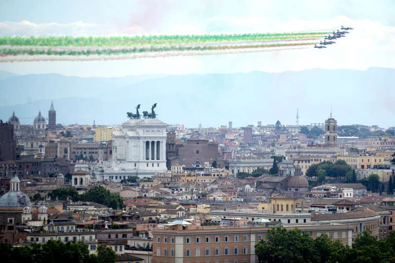 Quirinale: Frecce Tricolori nei cieli di Roma per l'omaggio di Mattarella  al Milite Ignoto