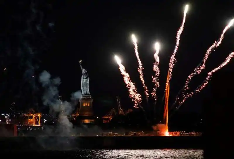 fuochi d'artificio a new york per la fine delle restrizioni 2