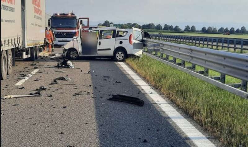 furgone tampona tir incidente sulla a21 fiorenzuola d'arda