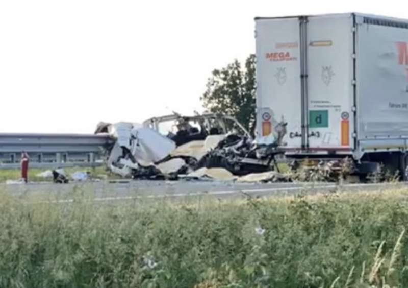 furgone tampona tir incidente sulla a21 fiorenzuola d'arda 2