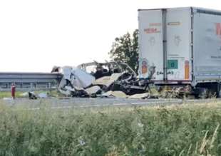 furgone tampona tir incidente sulla a21 fiorenzuola d'arda 2