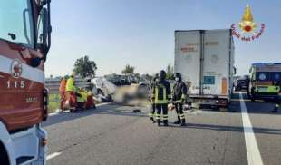 furgone tampona tir incidente sulla a21 fiorenzuola d'arda 3