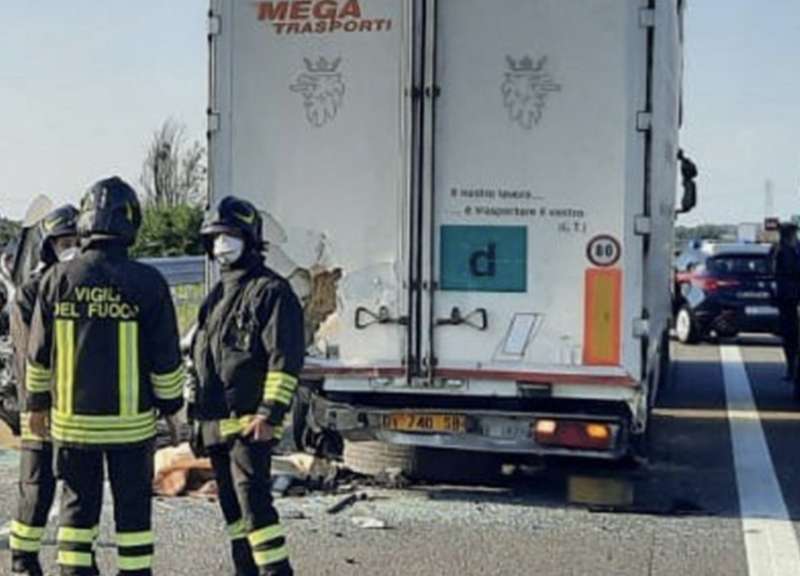 furgone tampona tir incidente sulla a21 fiorenzuola d'arda 5