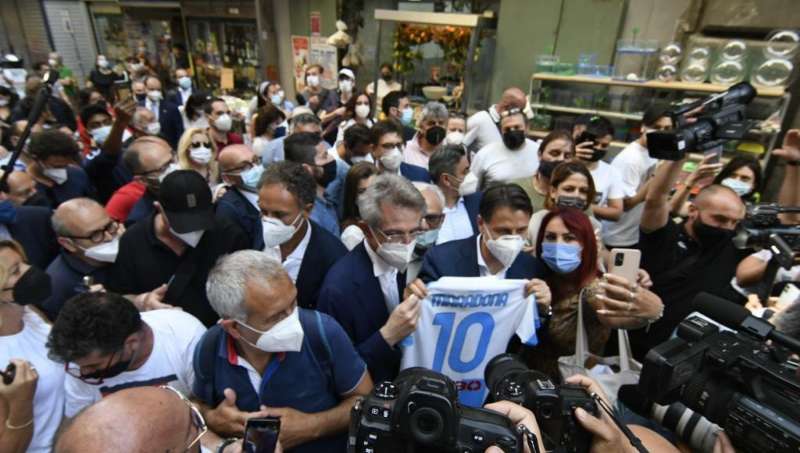 gaetano manfredi giuseppe conte con la maglietta di maradona