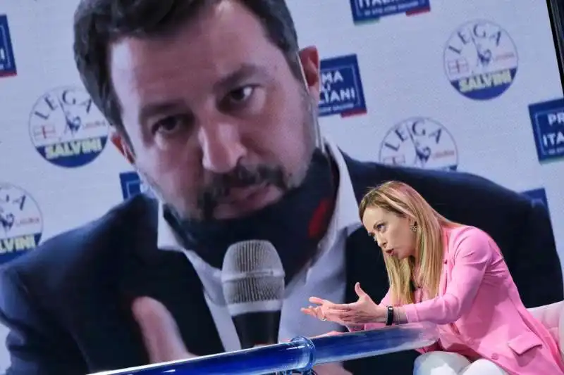 GIORGIA MELONI CON MATTEO SALVINI SULLO SFONDO