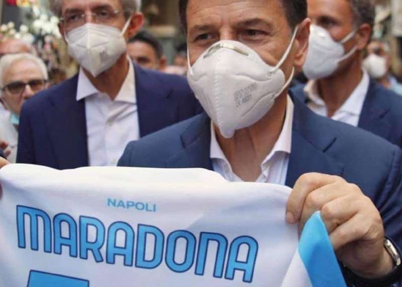 giuseppe conte con la maglietta di maradona