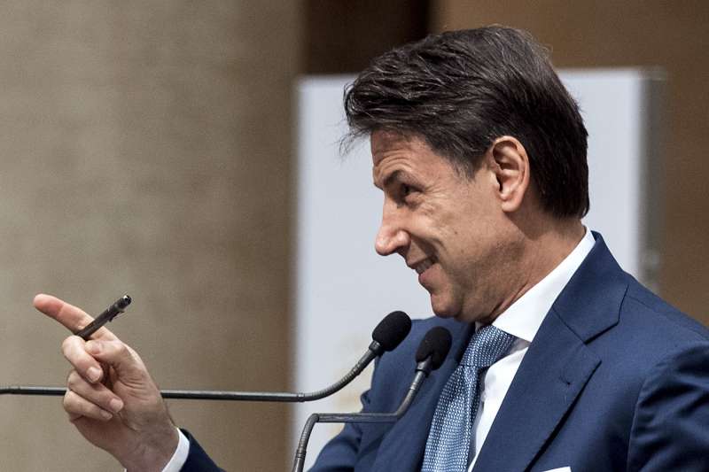 giuseppe conte conferenza stampa al tempio di adriano