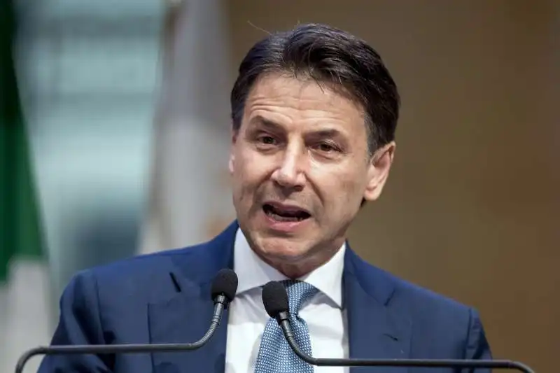 giuseppe conte   conferenza stampa al tempio di adriano