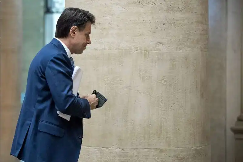 giuseppe conte   conferenza stampa al tempio di adriano 3