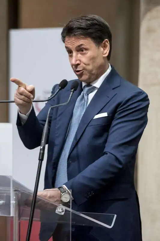 giuseppe conte   conferenza stampa al tempio di adriano 4