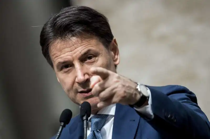 giuseppe conte   conferenza stampa al tempio di adriano 5