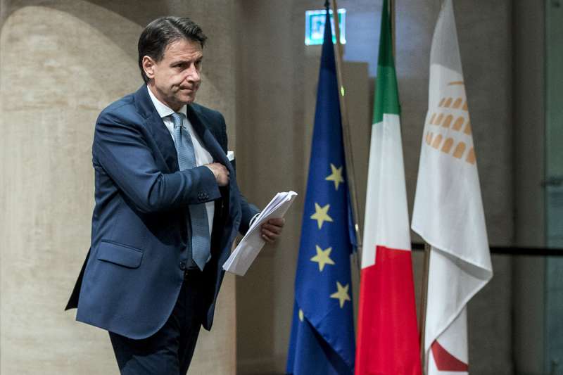 giuseppe conte conferenza stampa al tempio di adriano 6