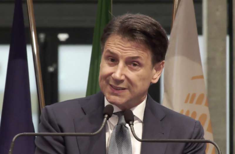 giuseppe conte conferenza stampa al tempio di adriano in diretta facebook 1