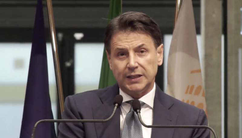 giuseppe conte conferenza stampa al tempio di adriano in diretta facebook 2