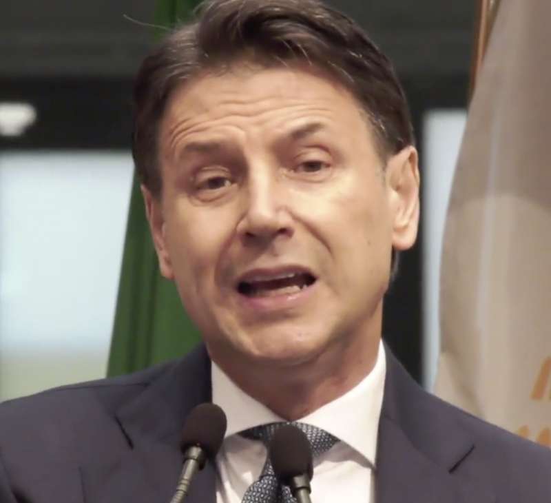 giuseppe conte conferenza stampa al tempio di adriano in diretta facebook 3