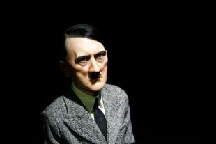 HITLER OPERA DI CATTELAN