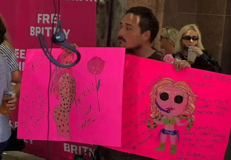 i fan protestano per la liberazione di britney spears 2