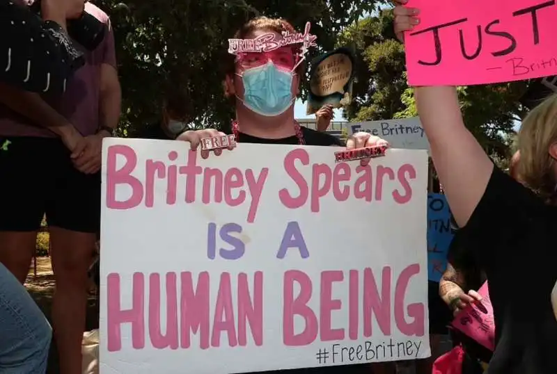 i fan protestano per la liberazione di britney spears 5