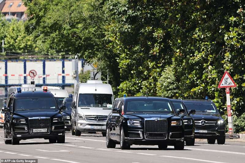 il corteo di putin tra le strade di ginevra