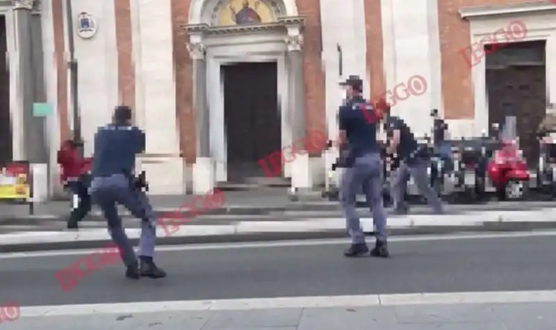 il momento dello sparo al  ghanese armato di coltello a termini