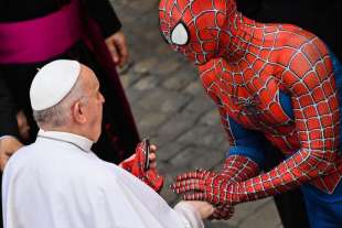 IL PAPA STRINGE LA MANO A SPIDERMAN