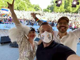 IL SELFIE DI ZAN DAL GAY PRIDE DI MILANO