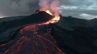 il vulcano fagradalsjfall in islanda ripreso dal drone