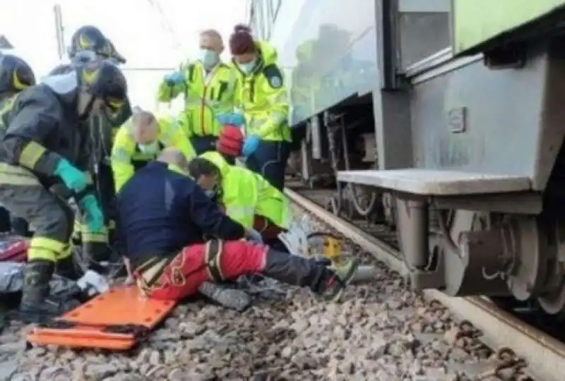 INVESTITO DAL TRENO SUI BINARI