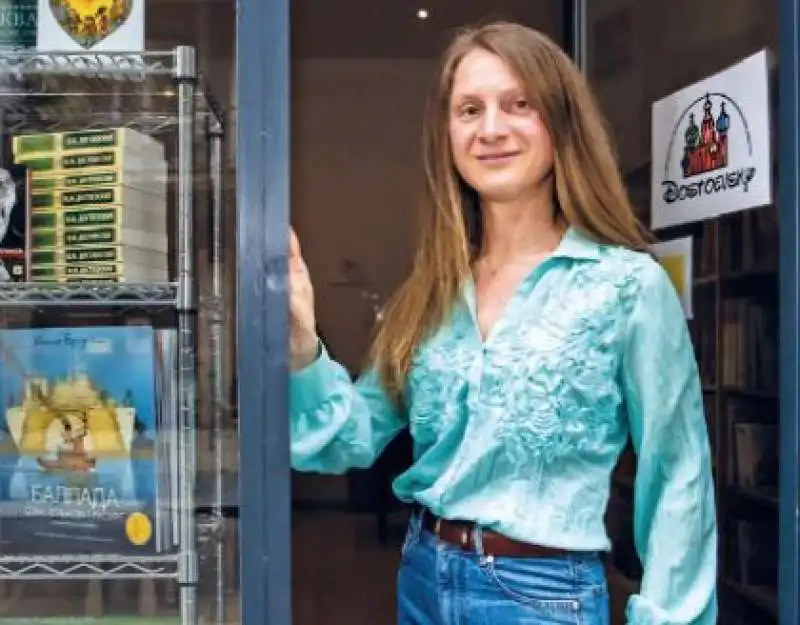 irina nazarenko davanti alla sua libreria in zona paolo sarpi