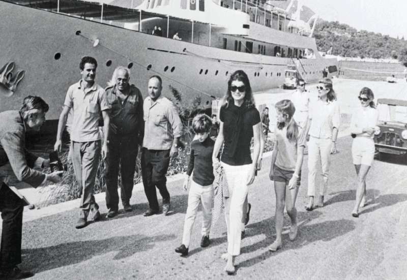 jackie kennedy con i figli (e lo yacht cristina di onassis sullo sfondo)