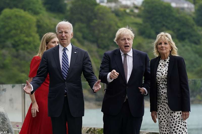 joe biden e boris johnson con le consorti