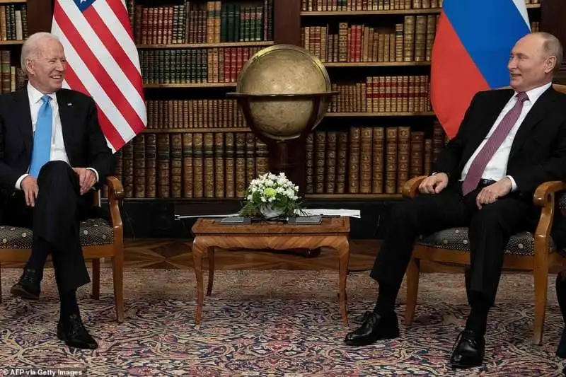 joe biden e vladimir putin se la ridono 