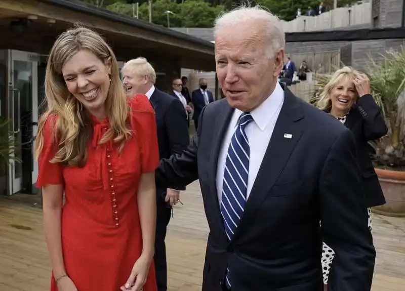 joe biden fa il piacione con carrie johnson