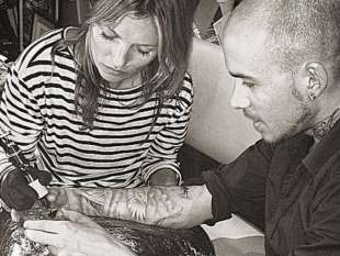 kate moss impara a tatuare da Daniel Casone