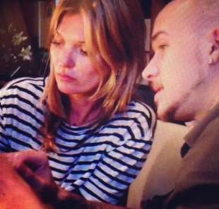 kate moss impara a tatuare da Daniel Casone