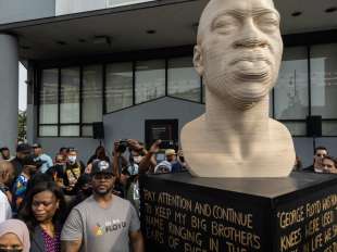 la statua di george floyd a brooklyn 2