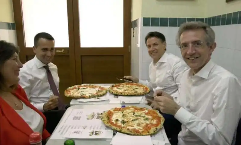 luigi di maio giuseppe conte gaetano manfredi alla pizzeria da michele 