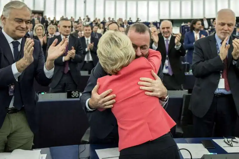 MANFRED WEBER ABBRACCIA URSULA VON DER LEYEN