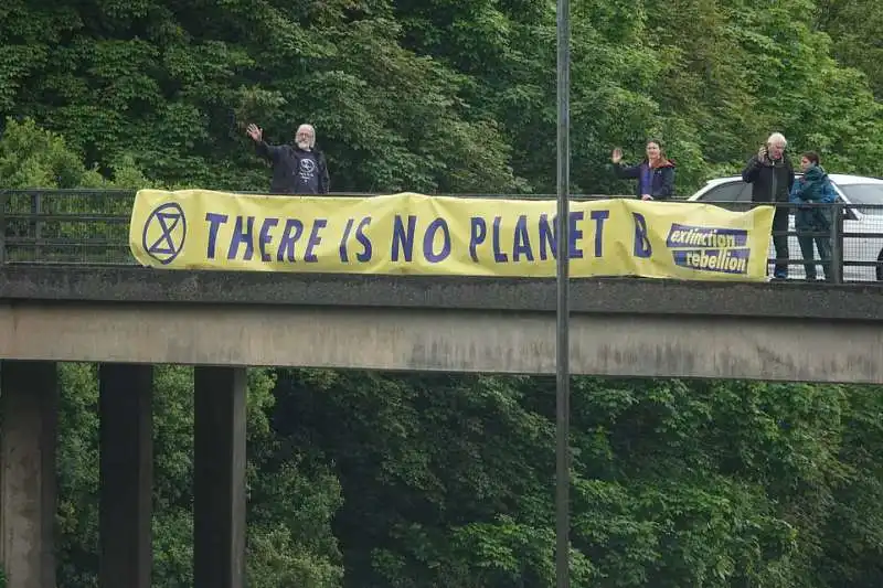 manifestanti di extinction rebellion al g7 in cornovaglia 