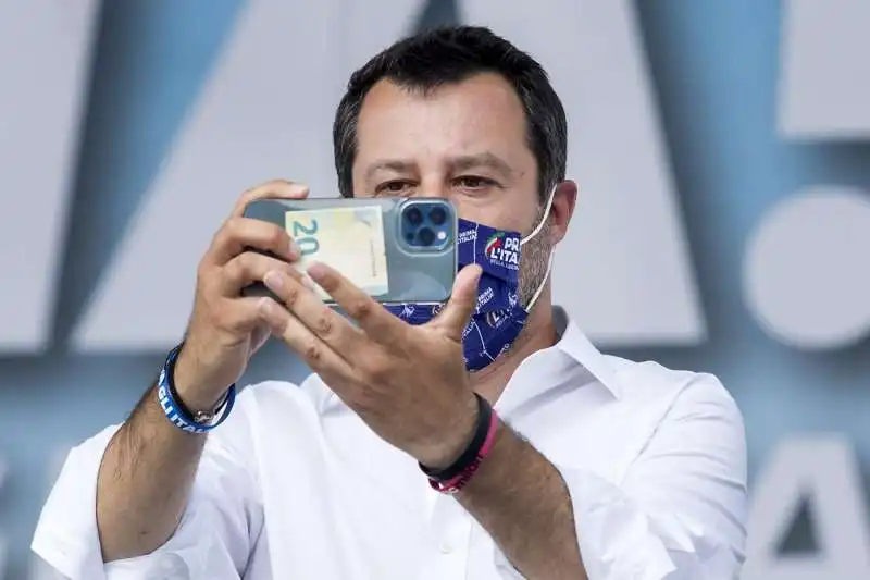 matteo salvini usa la cover del cellulare come portafoglio