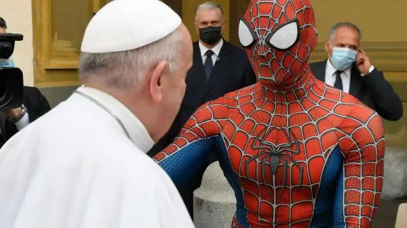 PAPA FRANCESCO CON SPIDERMAN