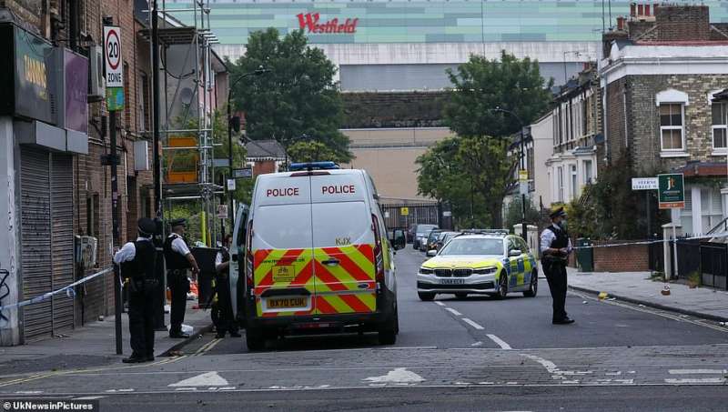 polizia a shepherd's bush dopo un accoltellamento