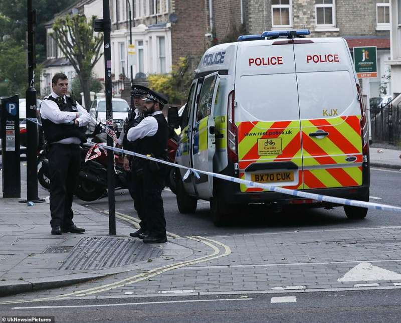 polizia a shepherd's bush dopo un accoltellamento