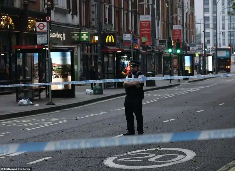 polizia a shepherd's bush dopo un accoltellamento   2