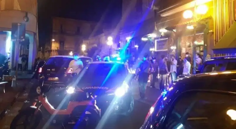 prima comunione in strada con 200 persone a napoli 2